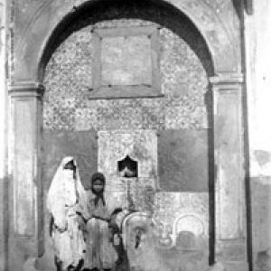 Women in front of a fountain -  Africa  (1902)