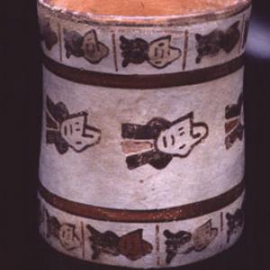 Bicchiere con rappresentazione stilizzata di “teste trofeo”, 0 (?) – 125 (?) d.C. (Nasca 5) (?) 