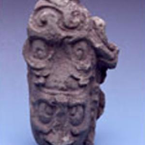Frammento cefalomorfo, 695-738 d.C., Honduras, Copán (stele A della Gran Plaza, 731 d.C.)