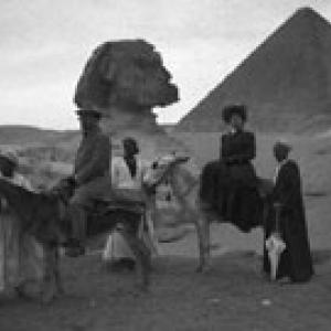 Group facing pyramid and sphinx - Giza, Egypt (1908)