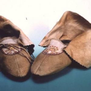 Women’s loafers with floral decoration,  1885 - 1890 circa (Ojibway)