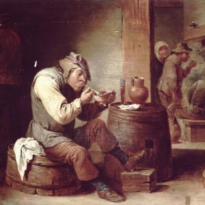 Uomo che si accende una pipa in osteria