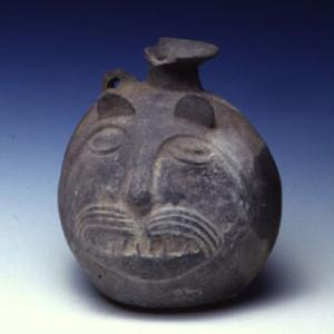 Vase-bottle shaped like a feline’s head