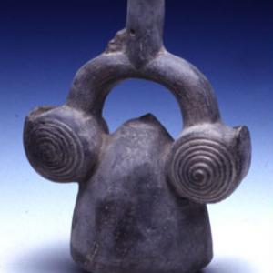 Pot with bracket loop with two small side chambers in the shape of a shell strombus