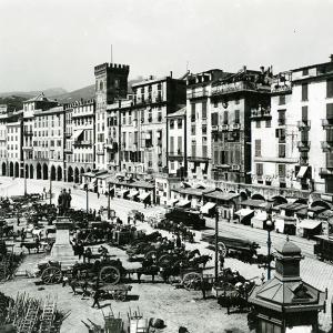 Piazza Caricamento e il portico della Ripa Maris