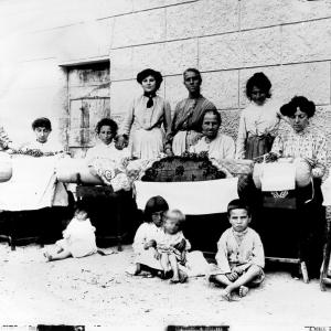 Rapallo: lavoratrici al tombolo