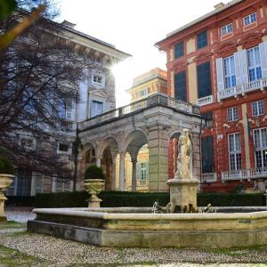 Giardino inferiore Palazzo Bianco con vista Palazzo Rosso