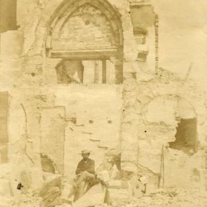 La porta principale del convento di san Tomaso in demolizione
