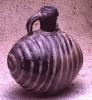 Vaso ovoidale con camera costituita dalle spire arrotolate di un serpente